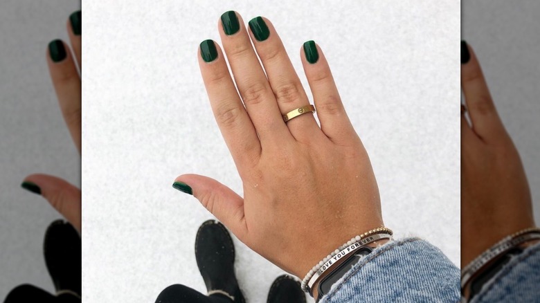 Evergreen manicure on short nails