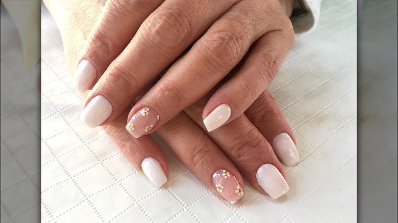 white and daisy dip powder manicure