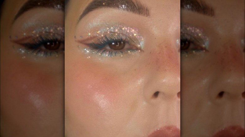 A simple brown double wing with glitter