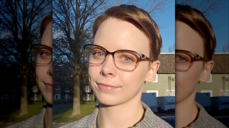 Woman with short earth blond hair