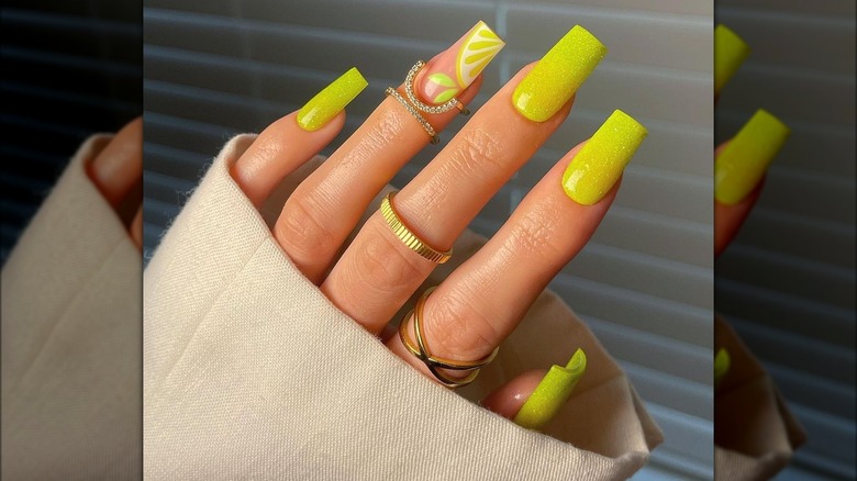 Glittery neon yellow square manicure