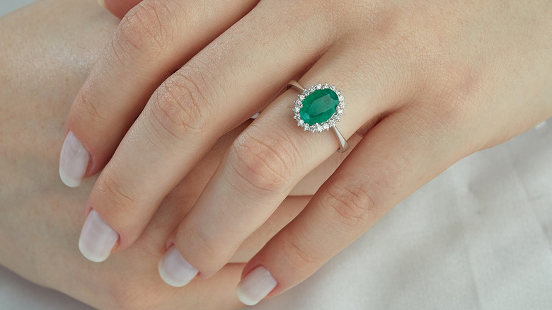 Round emerald ring