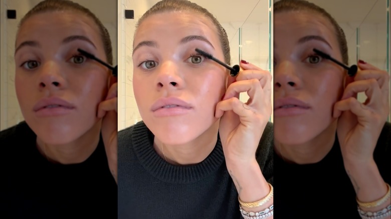 Sofia Richie Grainge applying mascara