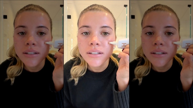 Sofia Richie Grainge applying skin tint