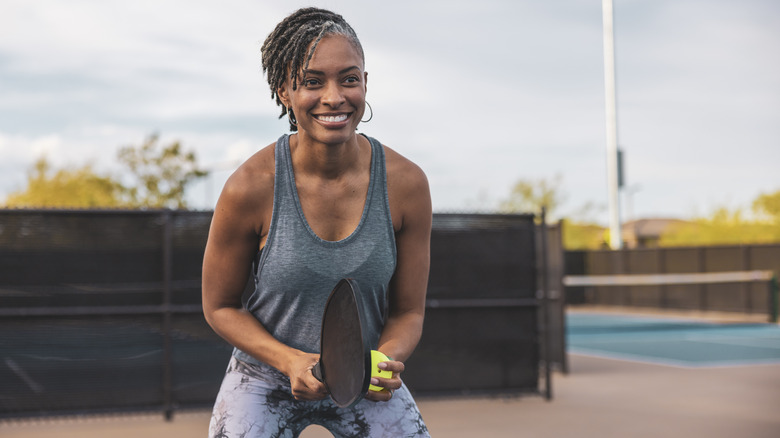 woman playing tennis