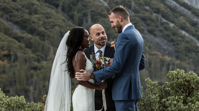 couple getting married at Yosemite 