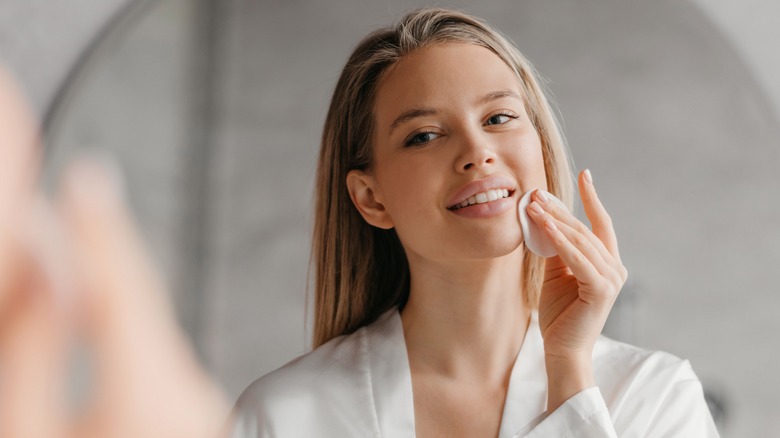 woman doing her skincare