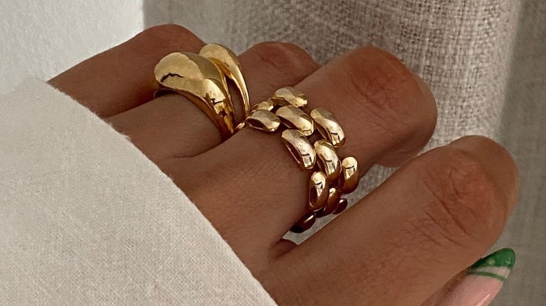 woman wearing extra-thick chain ring