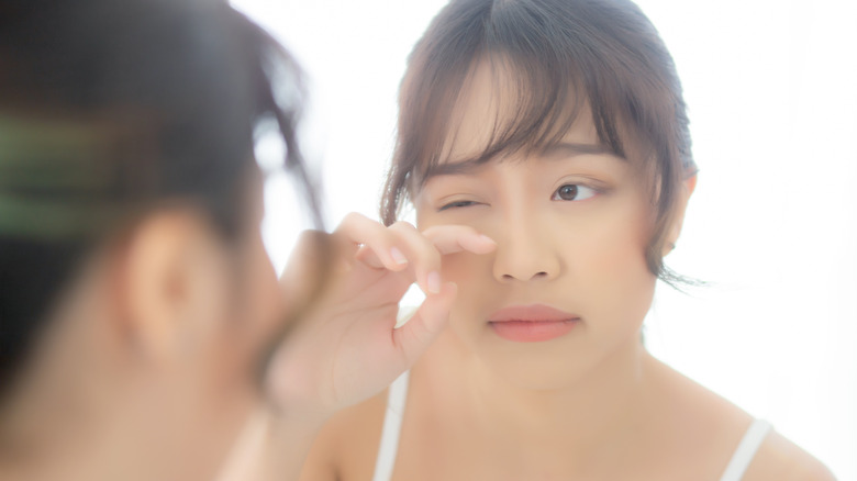 woman looking at eye