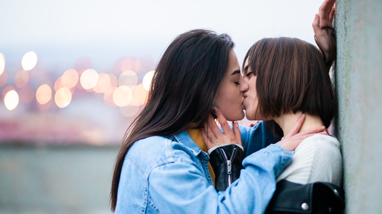 couple kissing outside