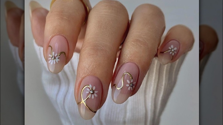 daisy chain manicure 