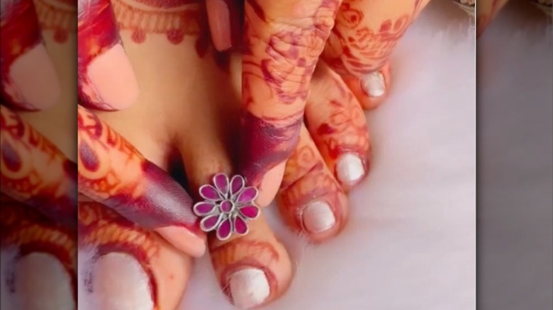 Instagram user @the_chandi_studio showing flower toe ring