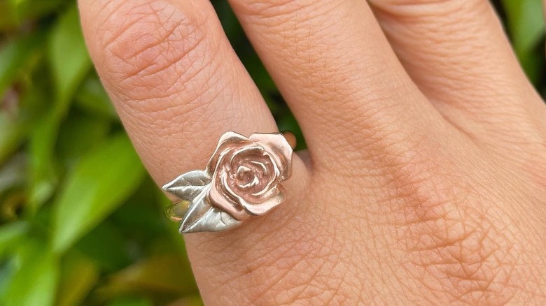 Instagram user @winter_in_july_nz wearing mixed metal rose ring