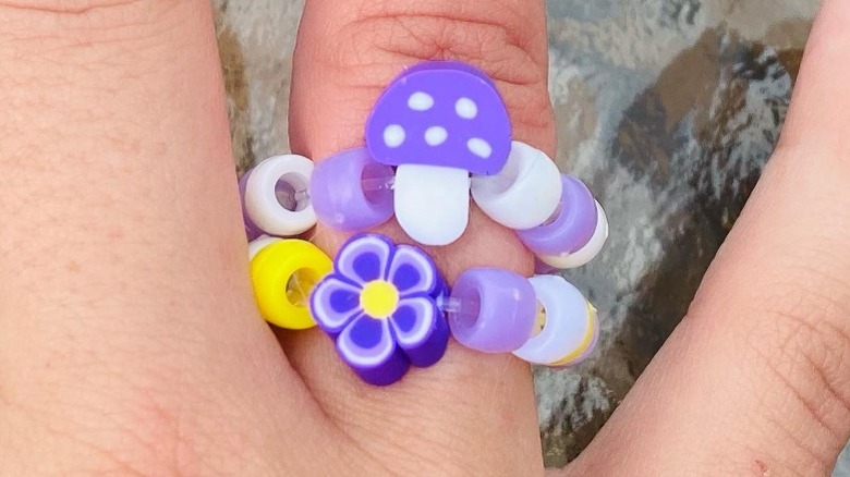Instagram user @hannahbracelets_ showing beaded flower rings