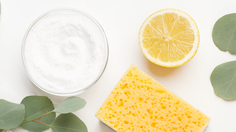 Baking soda with lemon and sponge