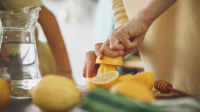 A person squeezing lemon