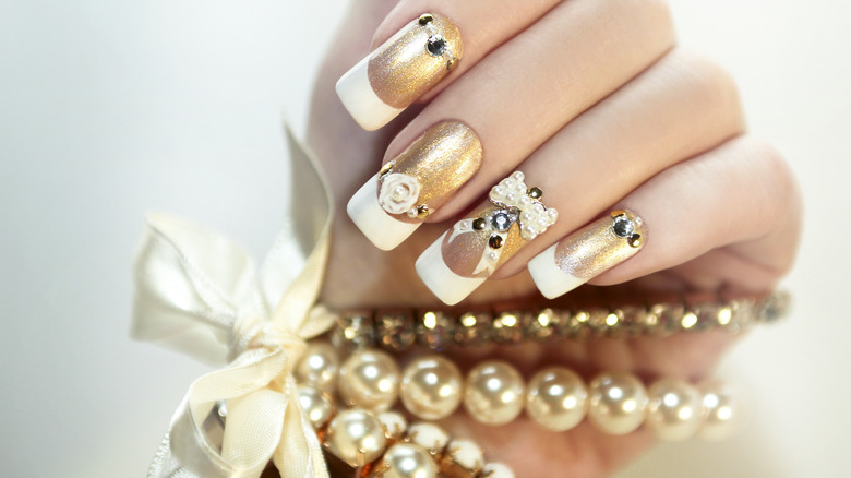 Dual-colored gold manicure with pearls