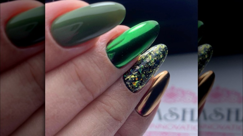 Green chrome mani 