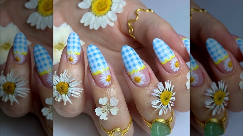 blue gingham nails with daises