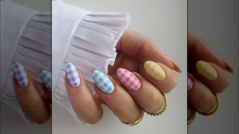 pastel gingham nails