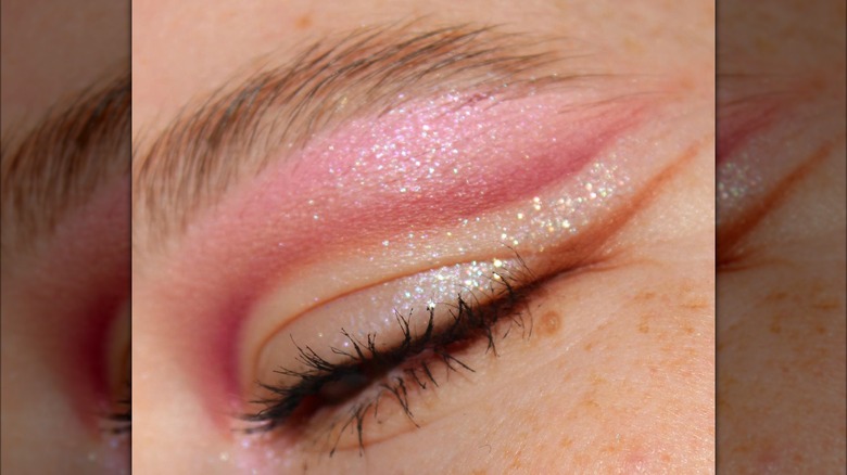 Pink double winged liner glitter