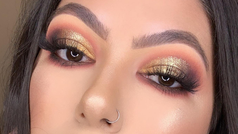 Gold glitter shadow smokey eye