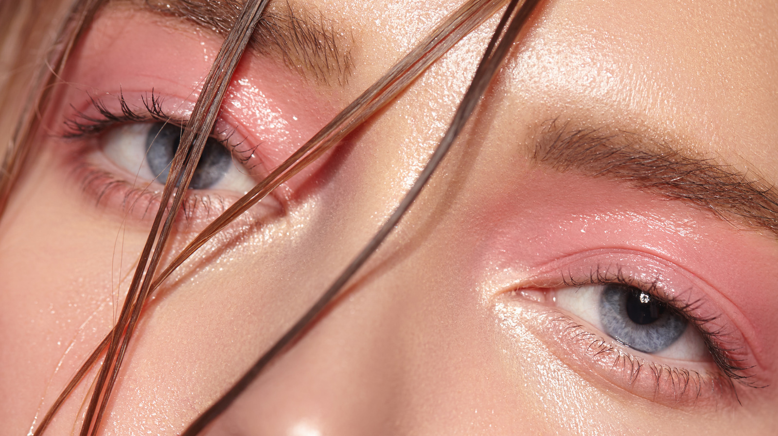 Glossy Eyes Are All The Rage Heres How To Get A Creaseless Look