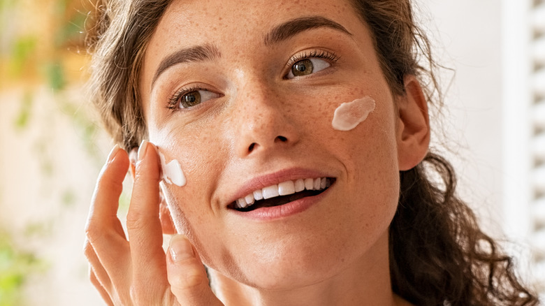 woman apply skincare