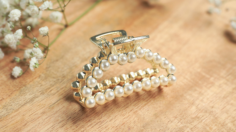 pearl claw clip on table