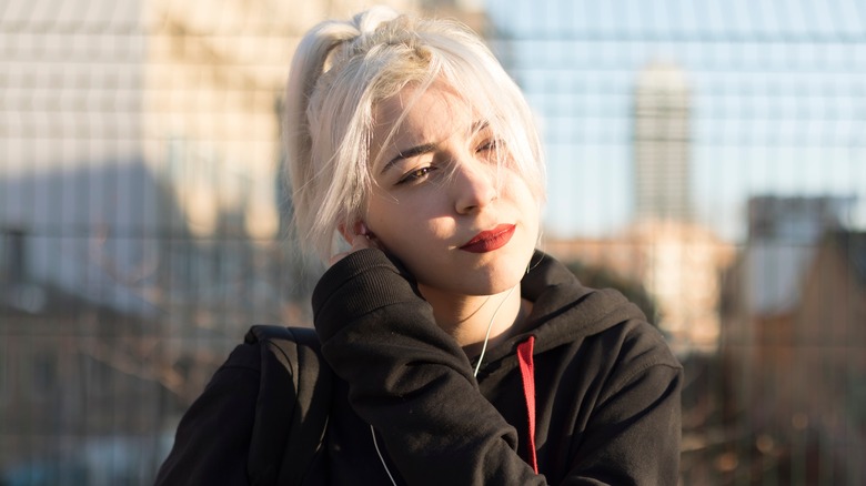 Woman with platinum blond hair and red lipstick