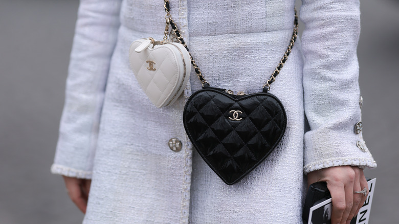 CHANEL Pre-Owned 1995-1996 CC heart-shaped Vanity Bag - Farfetch | Pink  leather handbags, Heart bag, Bags