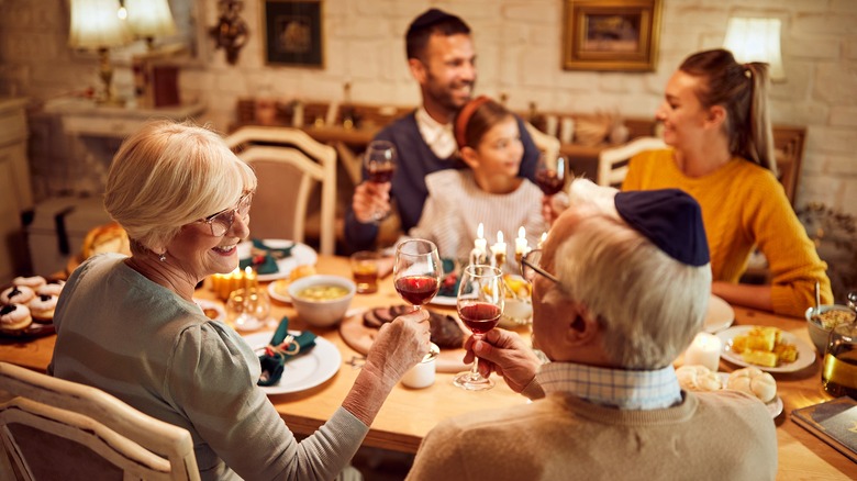 Jewish family eating dinner 