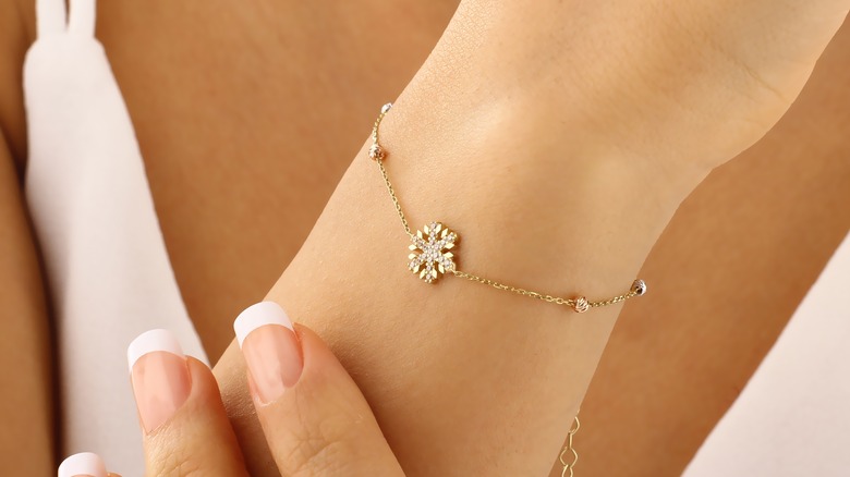 dainty gold bracelt