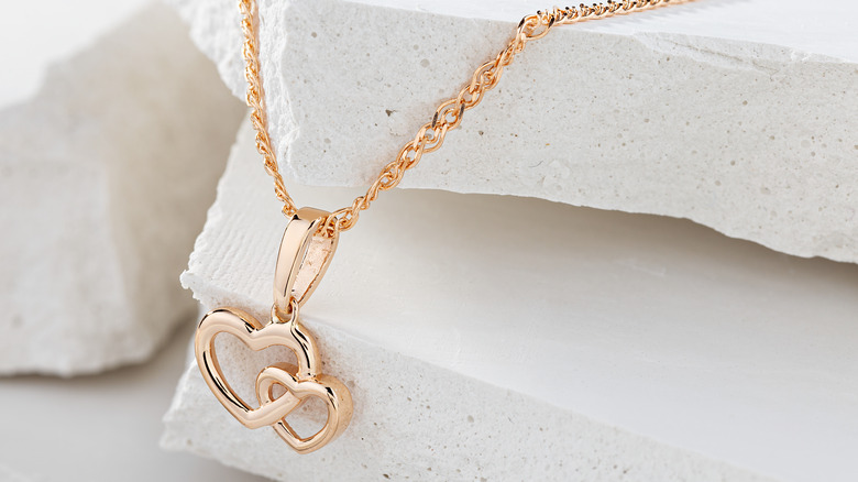 Gold necklace with heart details