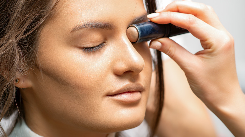 Woman getting contour applied to her face