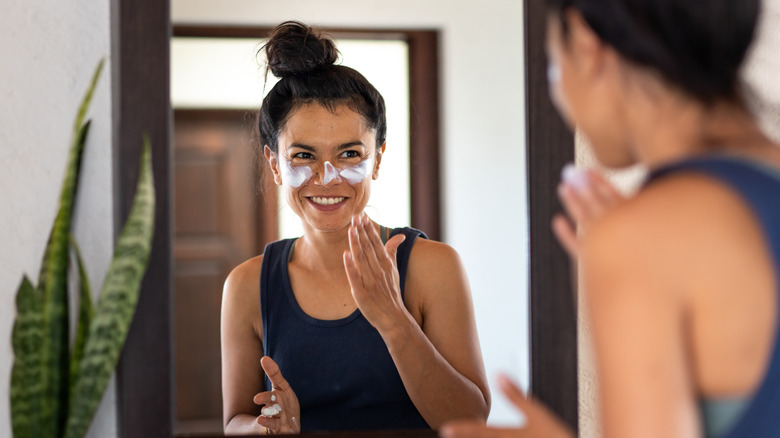 woman applying sunscreen