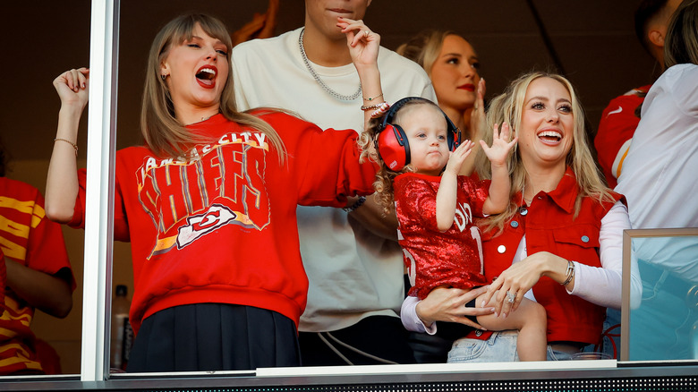 Brittany Mahomes and Taylor Swift watching game