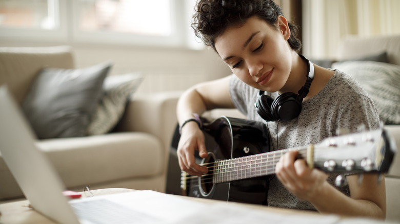 woman playing the guitar