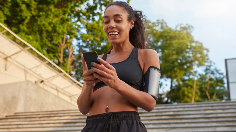 runner with belly button piercing