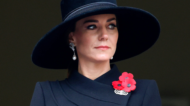 kate middleton wearing brooch