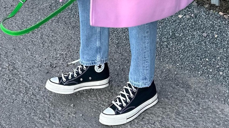 black converse sneakers and jeans outfit