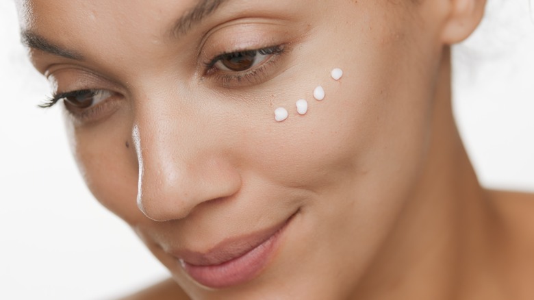 Dots of eye cream 