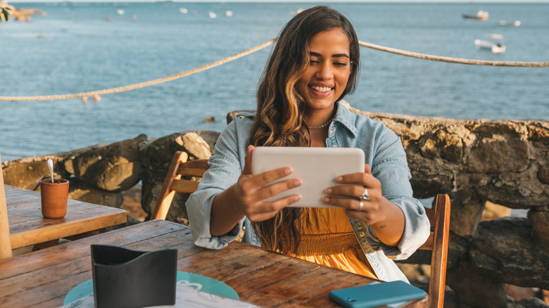 woman on facetime at restaurant 