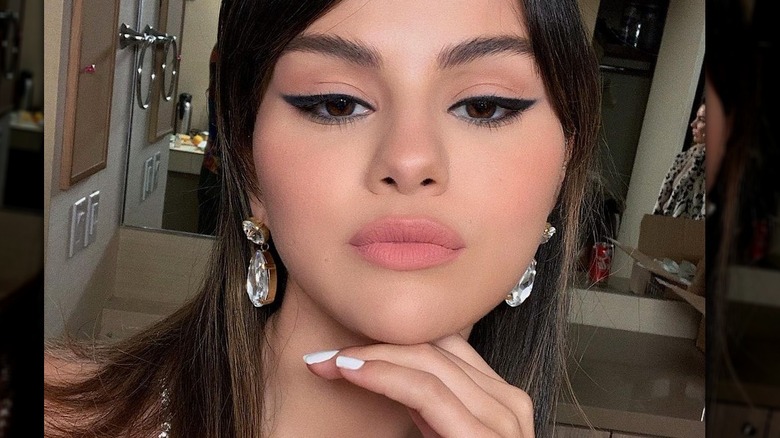 Selena Gomez cat eye makeup