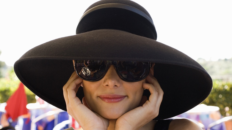 woman with sunglasses and hat