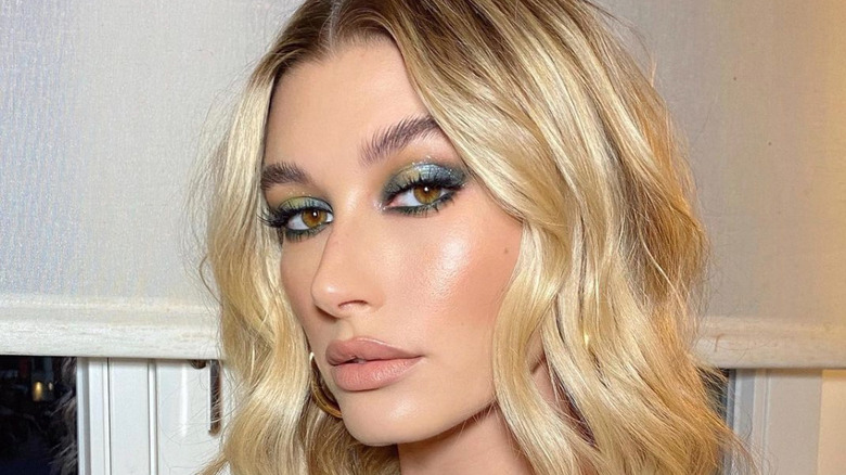 Hailey Bieber green eyeshadow look