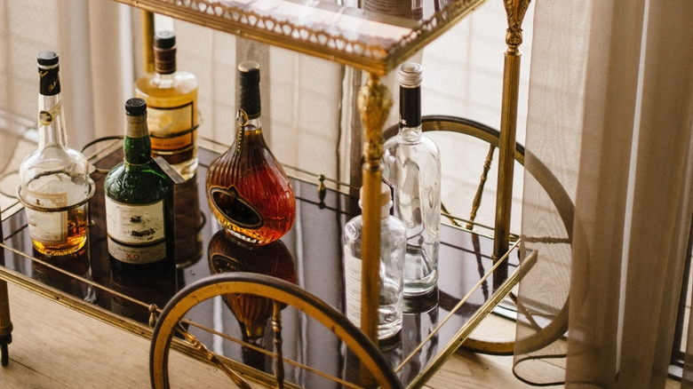 https://www.glam.com/img/gallery/how-to-create-the-ultimate-at-home-bar-cart/intro-1673979773.jpg