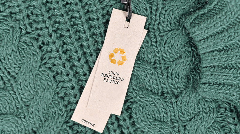 Sweater with 100% recycled fabric tag