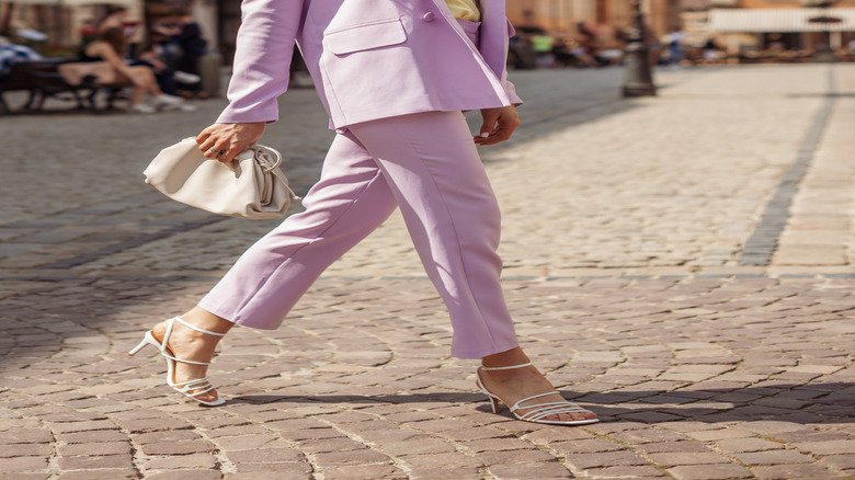 brunete wearing a light purple blazer over yellow dress shirt