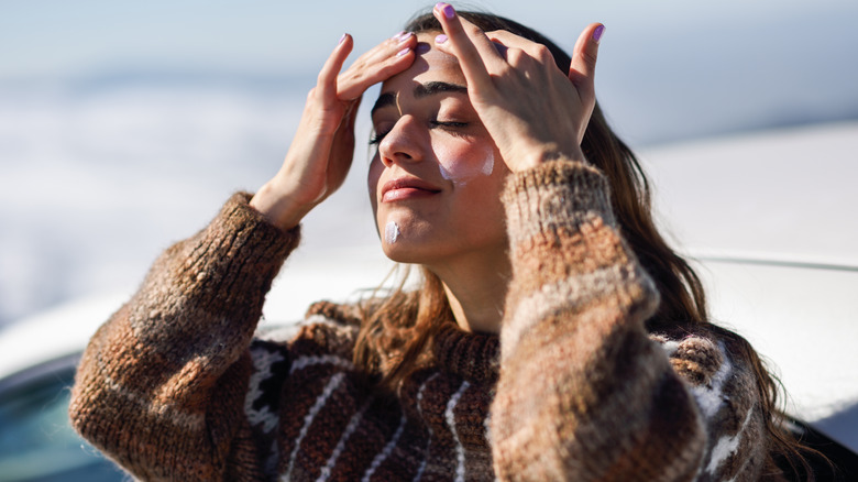 woman applying mineral sunscreen